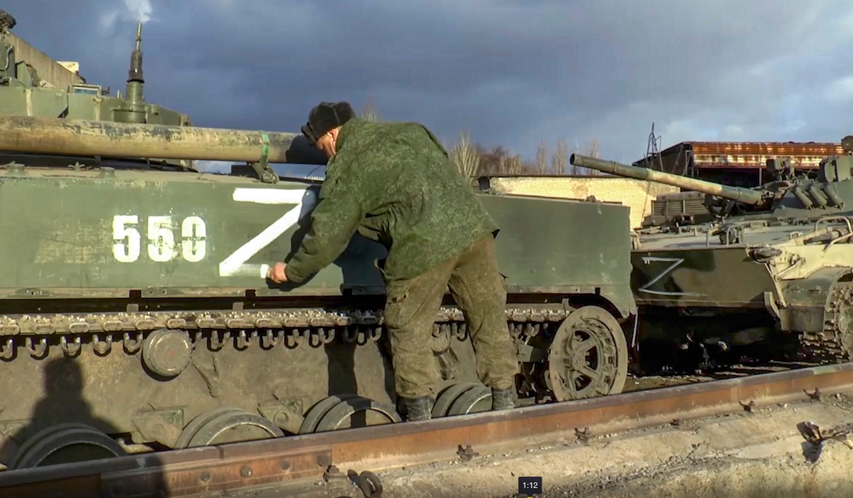Ρωσία: Ζητούν από τους στρατιώτες να αγοράσουν... ταμπόν και σερβιέτες ως επιδέσμους (Βίντεο)