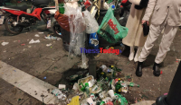 Χάος στα Λαδάδικα: Μπουκάλια και σκουπίδια παντού μετά τα γλέντια της Τσικνοπέμπτης