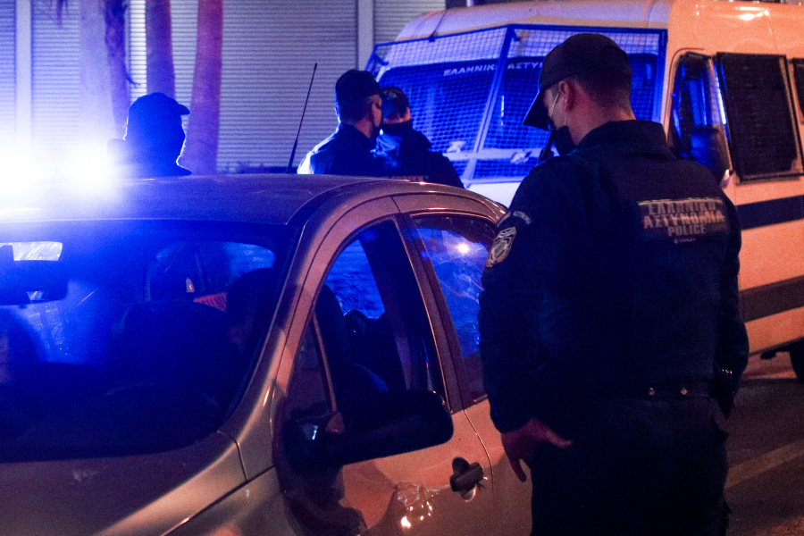 Συνελήφθησαν δύο ανήλικοι στην Αθήνα - Είχαν εννέα μολότοφ σε τσάντα λάπτοπ