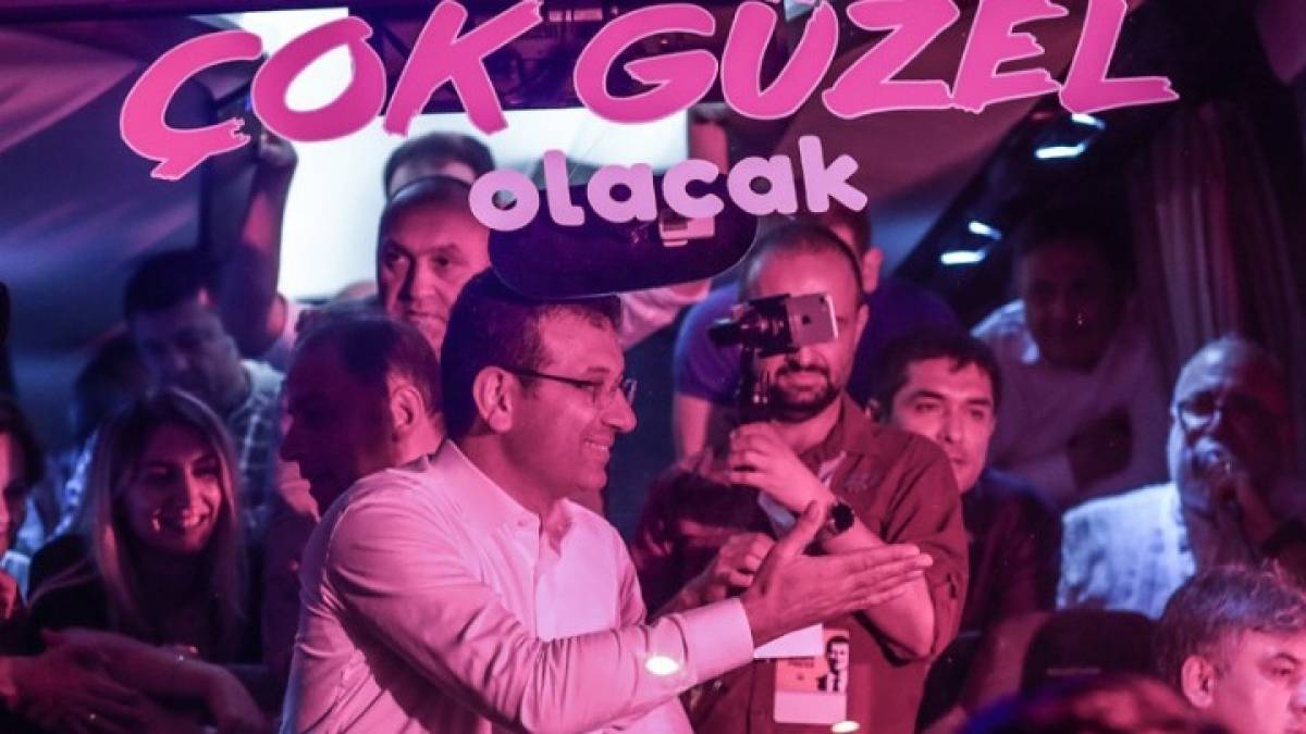 Ο Ιμάμογλου προκαλεί τον Ερντογάν με ηγετική εμφάνιση
