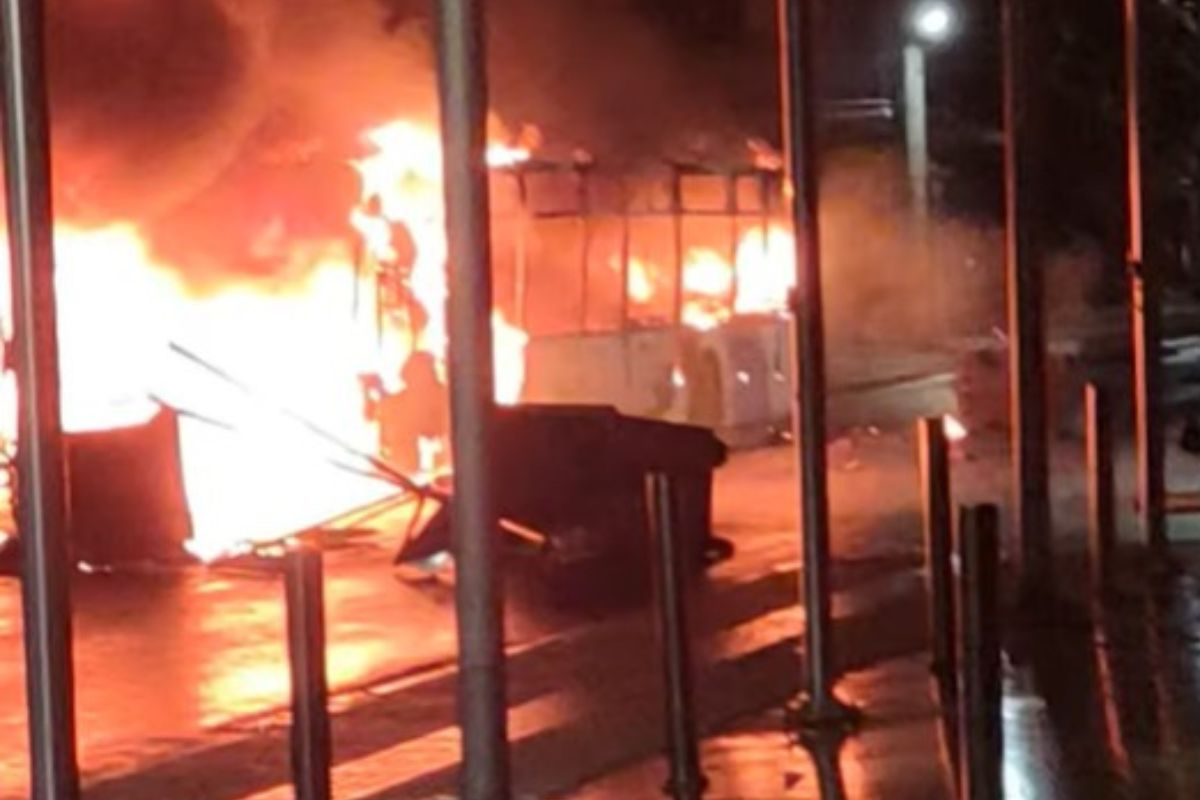 Πυροβολισμός 16χρονου: Nύχτα ταραχών στη Δ. Αττική με φωτιές και οδοφράγματα - Πυρπολήθηκε λεωφορείο