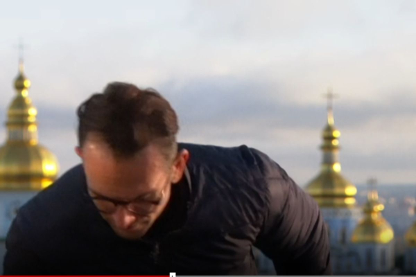 Κίεβο: Δημοσιογράφος του BBC μεταδίδει live την ώρα των εκρήξεων (Βίντεο)