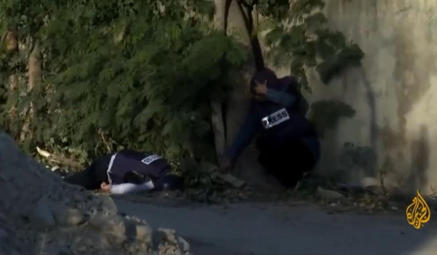 Δυτική Όχθη: Η στιγμή που η δημοσιογράφος του Al Jazeera πέφτει νεκρή από σφαίρα στο πρόσωπο