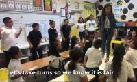 Δασκάλα ενέπνευσε τα παιδιά και το έδειξε με ένα βίντεο