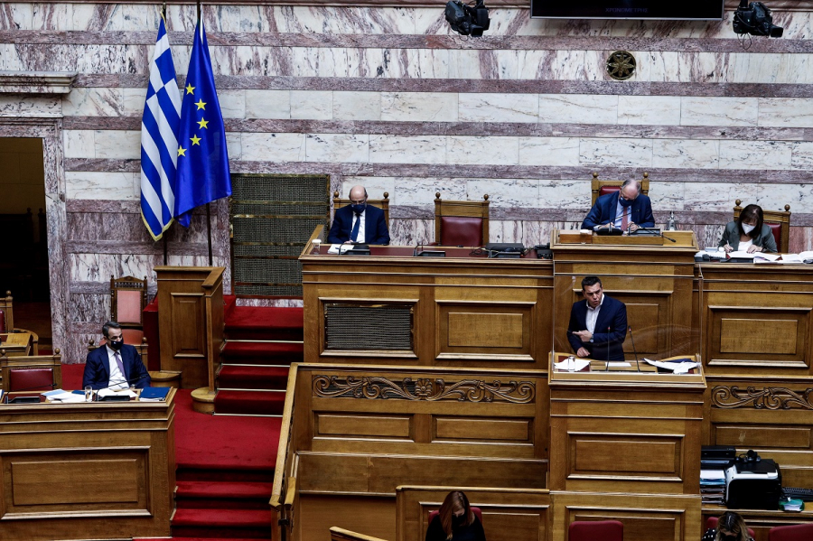 Τα νέα μέτρα που θα ανακοινώσει σήμερα ο Μητσοτάκης - Σφοδρή μάχη με Τσίπρα στη Βουλή