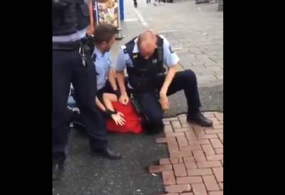 Γερμανία: Σοκαριστικό βίντεο δείχνει αστυνομικό να γονατίζει σε λαιμό ανήλικου