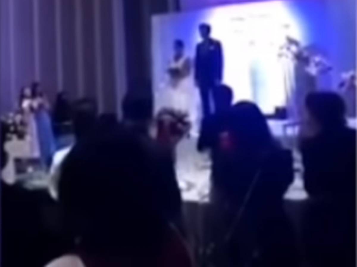 Έπαιξε στον γάμο του βίντεο με τη νύφη να τον απατά με τον κουνιάδο της