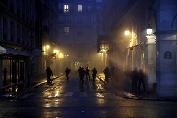 Κίτρινα γιλέκα: Νέες βίαιες συγκρούσεις στην Γαλλία - Ο Λεμέρ έφυγε εκτάκτως από το Eurogroup