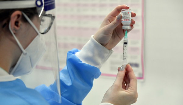 Εμβόλιο γρίπης και κορονοϊού: Μπορούν να γίνουν και ταυτόχρονα, ποιοι και πότε πρέπει να εμβολιαστούν