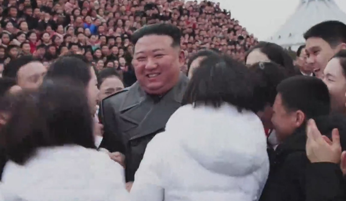 «Λύσσα» για τον Κιμ Γιονγκ Ουν σε συνέδριο - Νέοι και νέες χοροπηδούν από χαρά (Βίντεο)