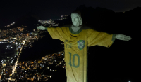 H Βραζιλία τίμησε τον Πελέ: Εντυσε με τη φανέλα του το άγαλμα του Χριστού στο Ρίο (Εικόνες)