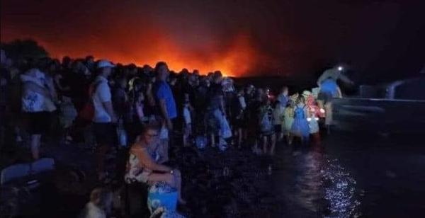 Φωτιά στη Ρόδο: Δείτε φωτογραφία με τον κόσμο να εγκαταλείπει με λέμβους το νησί