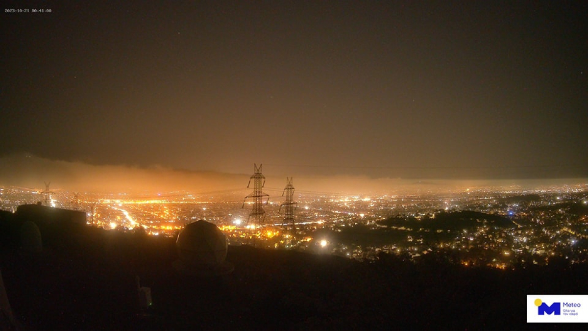 Δείτε φωτογραφίες: Πυκνή ομίχλη το βράδυ στη Αττική