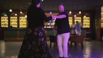Τζον Τραβόλτα: Χορεύει με την κόρη του στη μνήμη της συζύγου του