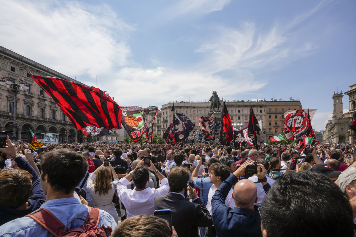 Σίλβιο Μπερλουσκόνι: Χιλιάδες κόσμου στο τελευταίο αντίο στον «Καβαλιέρε» (Φωτό-Βίντεο)