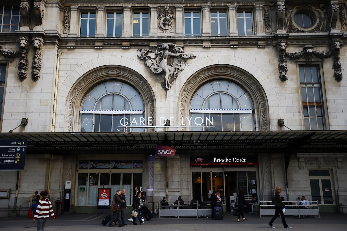 Συναγερμός στο Παρίσι: Τουλάχιστον τρεις τραυματίες από επίθεση με μαχαίρι σε σιδηροδρομικό σταθμό