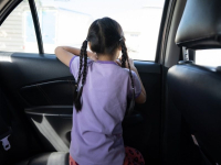 «Έχω κλειδωθεί μέσα, σκάω»: Άφησαν κοριτσάκι σε αυτοκίνητο στη Χαλκίδα και έφυγαν