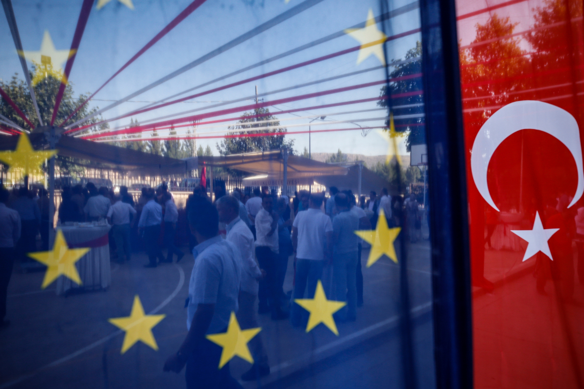ΕΕ: Η αλληλεγγύη στην καταστροφή από τον σεισμό θα μπορούσε να ανοίξει νέο κεφάλαιο στις σχέσεις με την Τουρκία