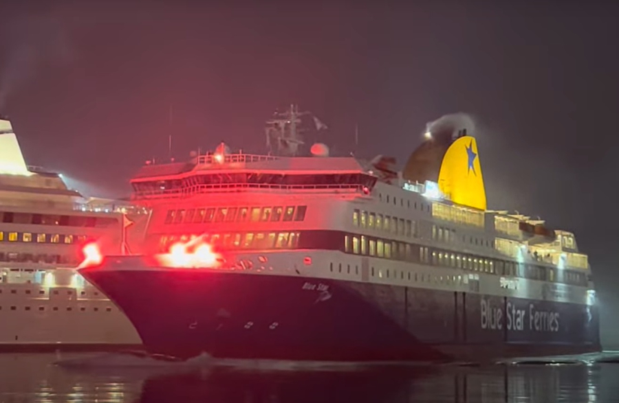 Πυροτεχνήματα στον Πειραιά για το Blue Star Delos, το πρώτο πλοίο στο λιμάνι 2024 - Εντυπωσιακό βίντεο