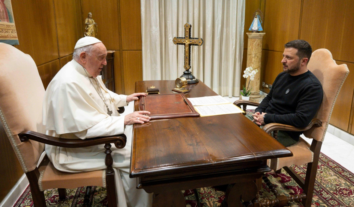 Ζελένσκι: Συζήτησε με τον πάπα Φραγκίσκο για την «ειρηνευτική φόρμουλα» του Κιέβου