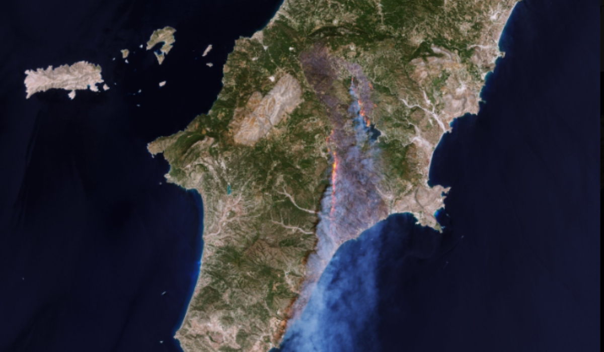 Φωτιά στη Ρόδο: Σκίστηκε στα δυο το νησί - Συγκλονίζει νέα δορυφορική εικόνα
