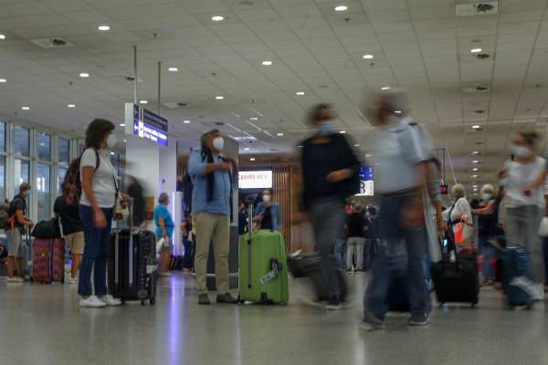 Προσγειώθηκαν πτήσεις από τη Σερβία στην Αθήνα παρά την απαγόρευση - Τι ισχύει