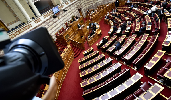 ΣΥΡΙΖΑ καλεί Μητσοτάκη στη Βουλή για τις φωτιές