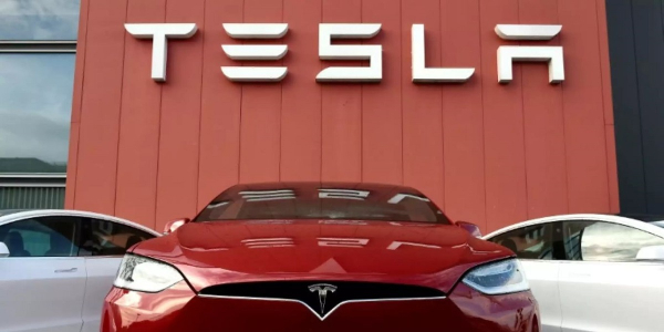 Γιατί μειώθηκαν για πρώτη φορά μετά τον Μάιο του 2020 οι πωλήσεις αυτοκινήτων της Tesla