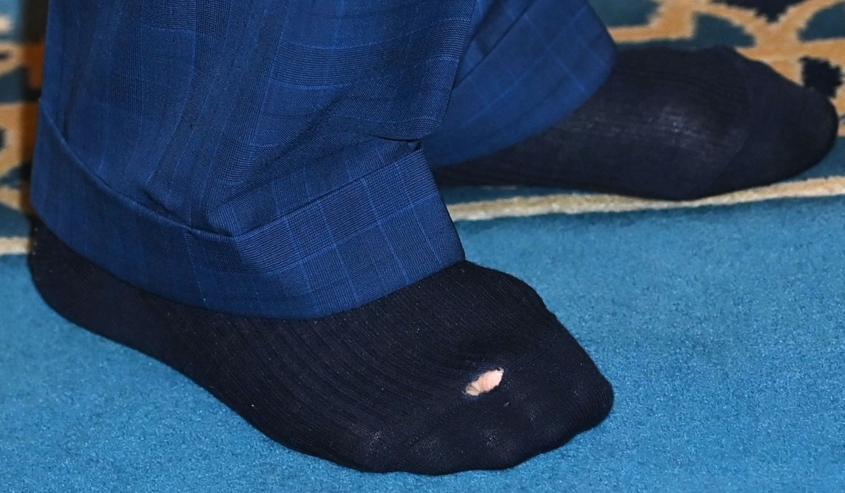 Βασιλιάς Κάρολος: Έβγαλε τα παπούτσια του σε τζαμί και η κάλτσα του ήταν… τρύπια