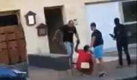 Αποτροπιασμός στην Κύπρο: Άνδρας κλωτσάει γυναίκα με μωρό στην αγκαλιά της (Βίντεο)