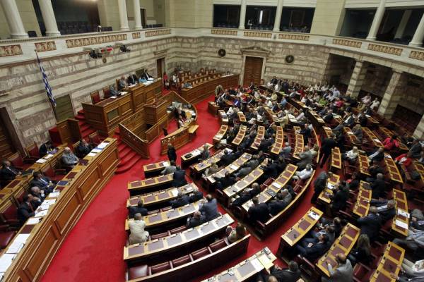 Ποιος τηρεί απαρέγκλιτα τις οδηγίες Τσιόδρα στη Βουλή