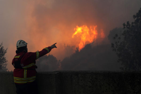 Πορτογαλία: Μεγάλη πυρκαγιά στην περιοχή Καστέλο Μπράνκο, με τον καπνό να φτάνει μέχρι τη Φάτιμα