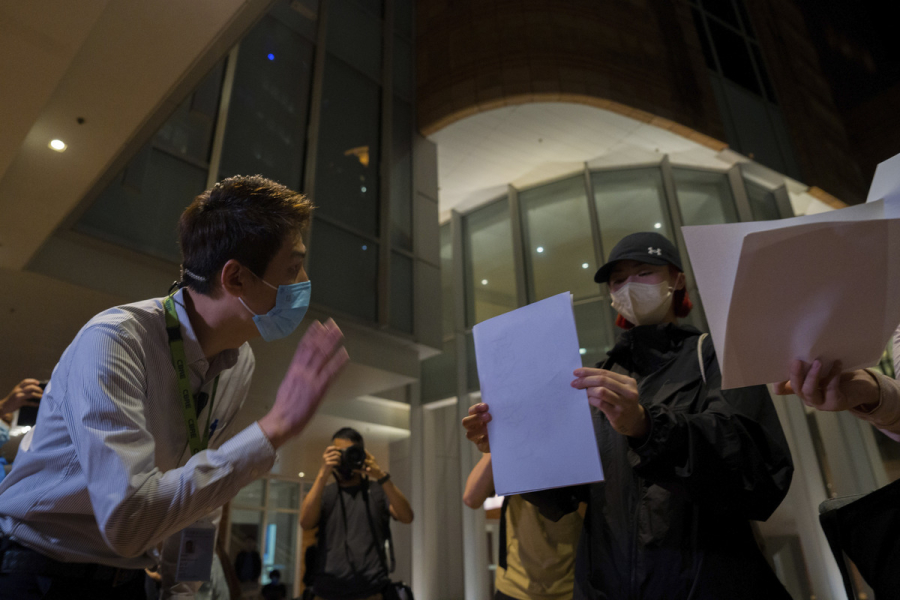 Κίνα: Οργιάζουν οι φήμες ότι απαγορεύτηκε η πώληση λευκού χαρτιού για να «ξεμείνουν» οι διαδηλωτές