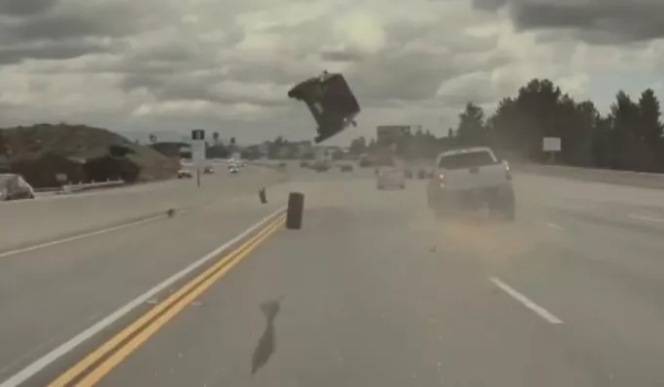 Σοκαριστικό βίντεο ντοκουμέντο: Αυτοκίνητο χτυπά λάστιχο και εκτοξεύεται στον αέρα