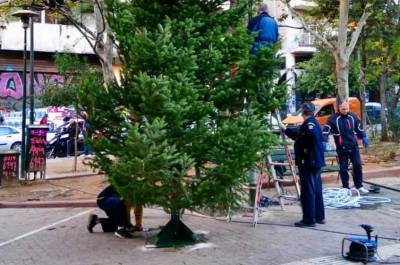 Εξάρχεια: Ξαναστήθηκε χριστουγεννιάτικο δέντρο
