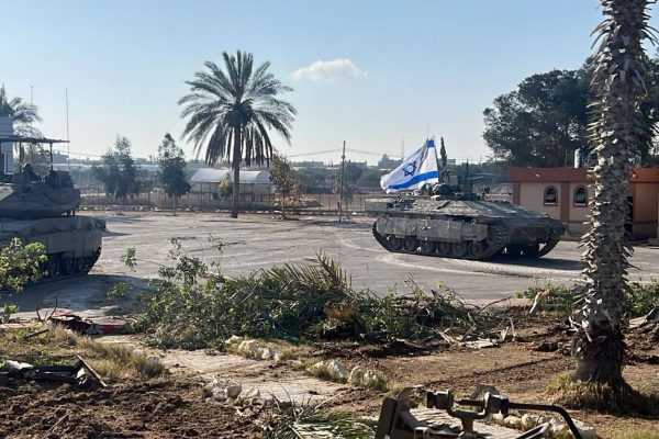 Το Ισραήλ κατέλαβε την παλαιστινιακή πλευρά στο περάσμα της Ράφα - Βίντεο και φωτογραφίες