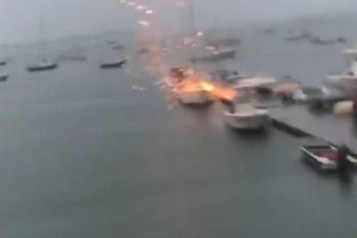 Εικόνες αποκάλυψης: Η στιγμή που κεραυνός χτυπάει σκάφος