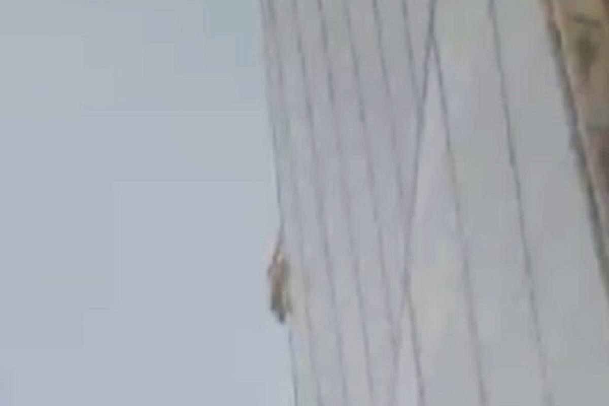 Σκαρφάλωσε στον ουρανοξύστη The Shard μόνο με τα χέρια του