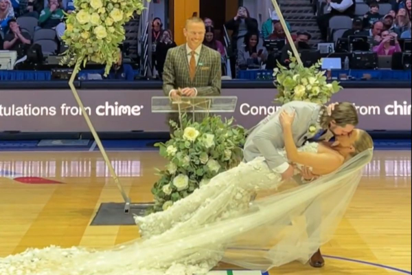 Ζευγάρι παντρεύτηκε στο ημίχρονο αγώνα ΝΒΑ (βίντεο)