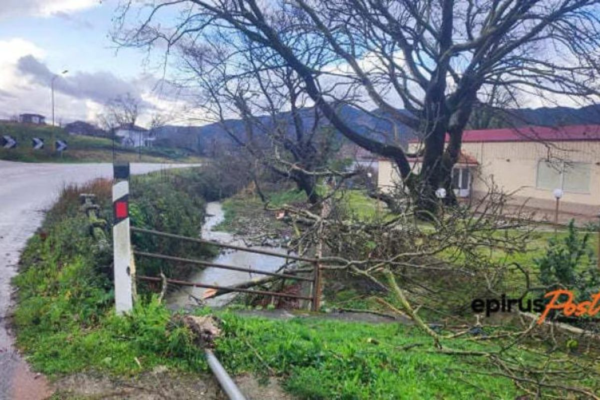 Κακοκαιρία: Σοβαρές ζημιές σε 40 σπίτια από τον ανεμοστρόβιλο στην Παραμυθιά Θεσπρωτίας (Φωτογραφίες)