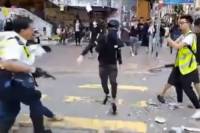 Χονγκ Κονγκ: Η στιγμή που αστυνομικός πυροβολεί εξ επαφής διαδηλωτή (Βίντεο)