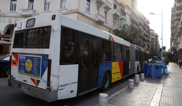 Θεσσαλονίκη: Νεαροί επιτέθηκαν με πέτρες σε λεωφορείο μετά από καυγά με τον οδηγό