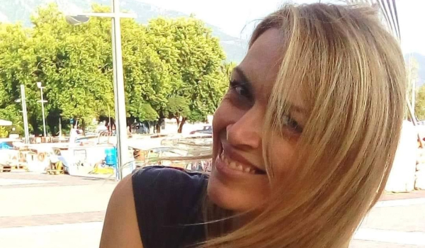 Καλαμάτα: Ράγισαν καρδιές στην κηδεία της Ιωάννας - Η τραγική ιστορία της 43χρονης που έπεσε στο κενό από το μπαλκόνι