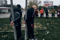 Χερσώνα: Οι ντόπιοι έδεσαν σε στύλο δύο Ουκρανούς που φέρεται να βοήθησαν τους Ρώσους