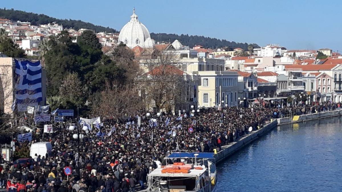 Γενική απεργία στο Β. Αιγαίο για το προσφυγικό ⎯ Λέσβος, Χίος και Σάμος «βούλιαξαν» από τους διαδηλωτές