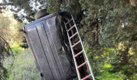 Απίστευτο τροχαίο στα Χανιά: Αυτοκίνητο «κρεμάστηκε» σε δέντρο - Εγκλωβίστηκε η οδηγός