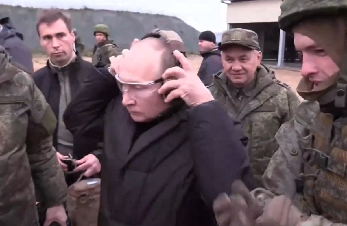 Ελεύθερος σκοπευτής ο Πούτιν σε κέντρο εκπαίδευσης επίστρατων (βίντεο)