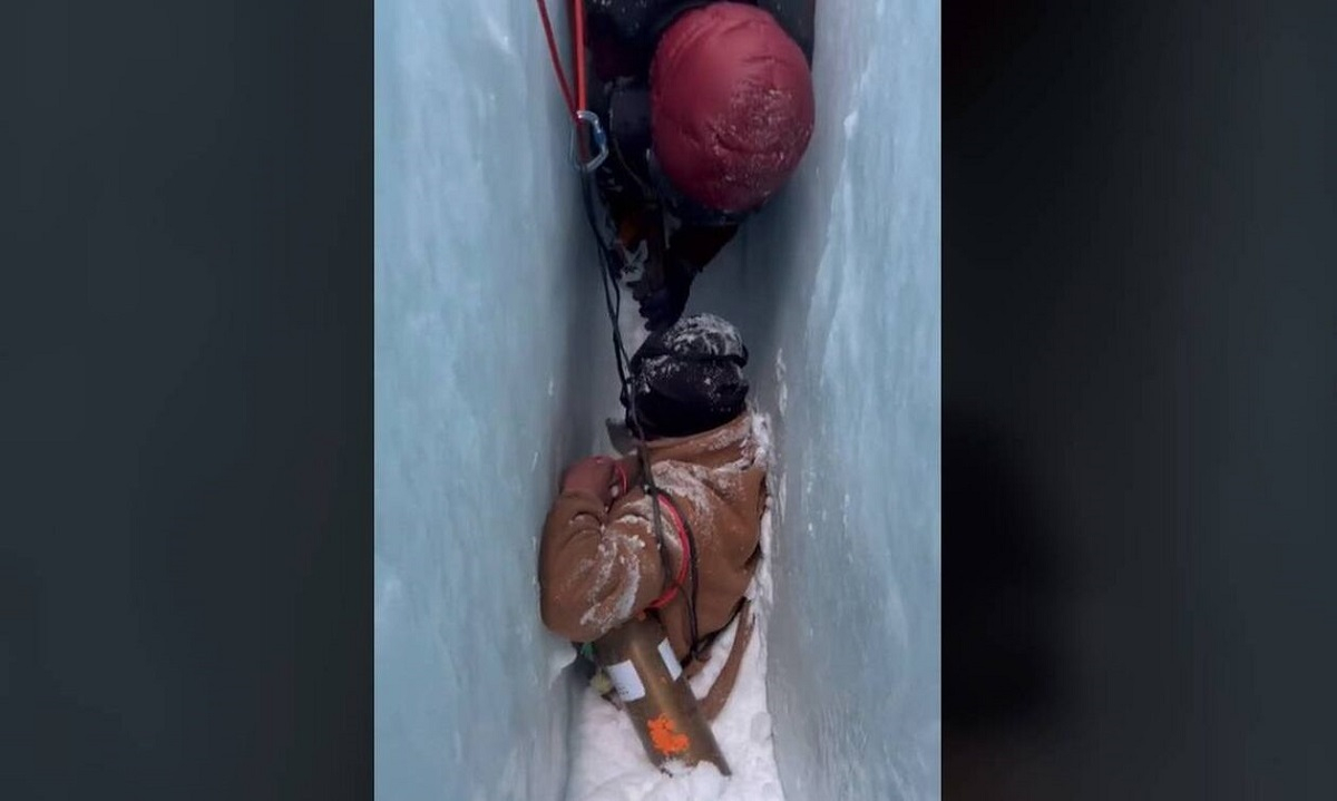 Έβερεστ: Ορειβάτης «θάφτηκε» στο χιόνι σε χαράδρα - Συγκλονιστικά πλάνα από την επιχείρηση διάσωσης