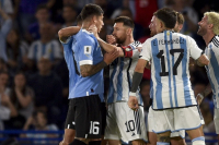 Η Αργεντινή έχασε από την Ουρουγουάη και ο Μέσι τρελάθηκε - Έπιασε από τον λαιμό αντίπαλό του (βίντεο)