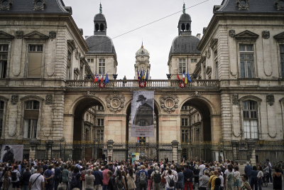 Γαλλία: Συγκεντρώσεις μπροστά από τα δημαρχεία - Έχουν γίνει 3.200 συλλήψεις από την Τρίτη
